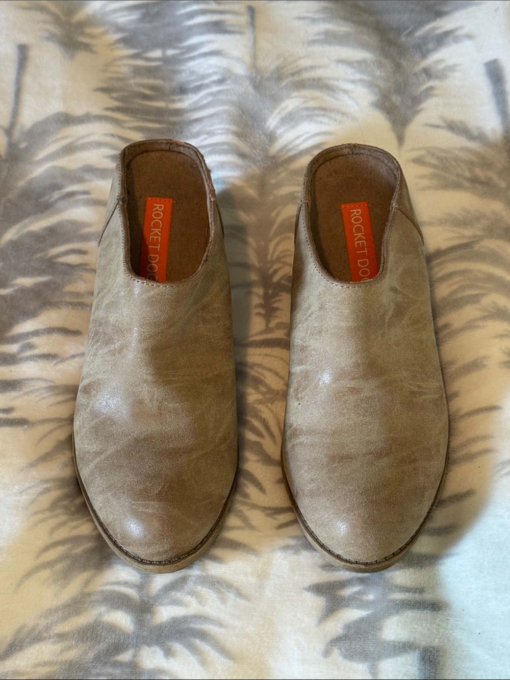 ROCKET DOG Women’s Slip-On Loafers in Taupe Brown